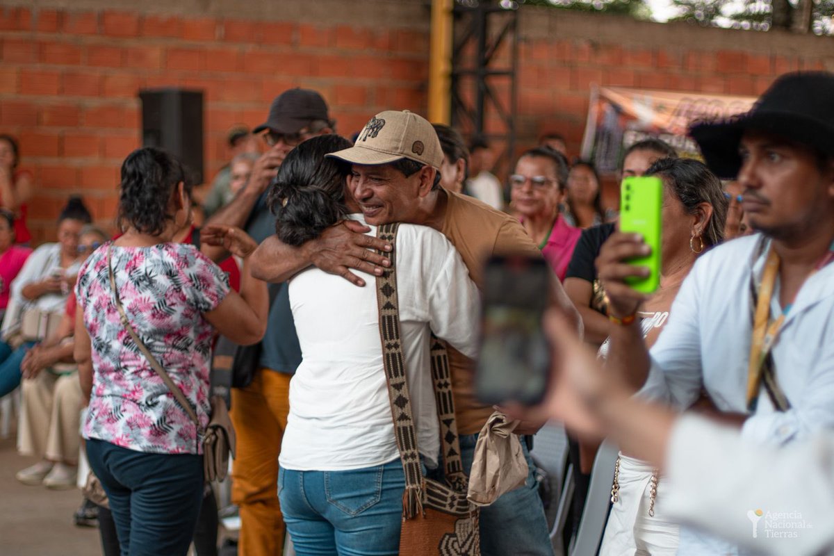 En Puerto López conocí a Khengee, una mujer campesina que por más de 11 años ha luchado por un pedazo de tierra en las veredas La Laguna. Hoy se va para su casa con una sonrisa en su rostro porque gracias al convenio con la SAE, podremos adquirir los predios y entregárselos a…