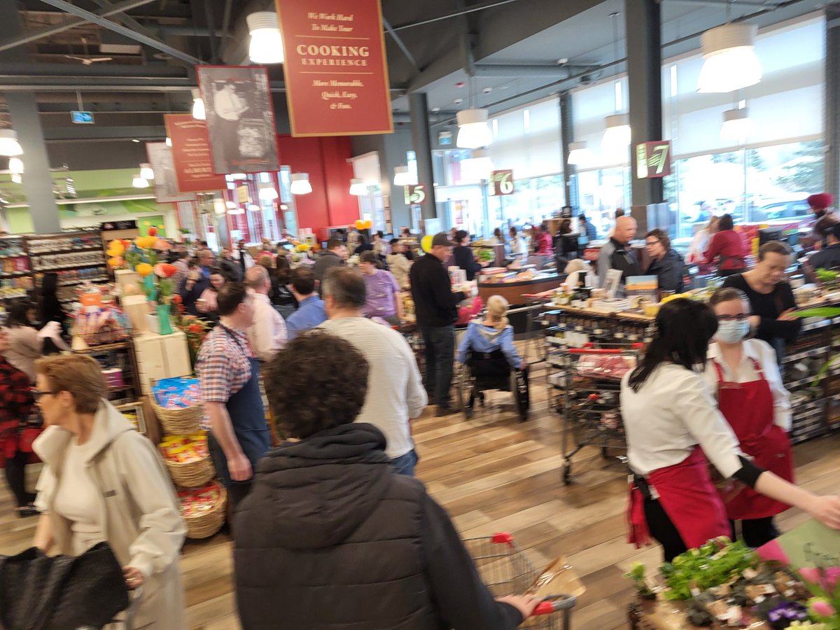 A *very* warm welcome to the new Freson Bros. location in McQueen/Glenora. The parking lot is overflowing like one of their take-home meal boxes. #yeg #yegcc