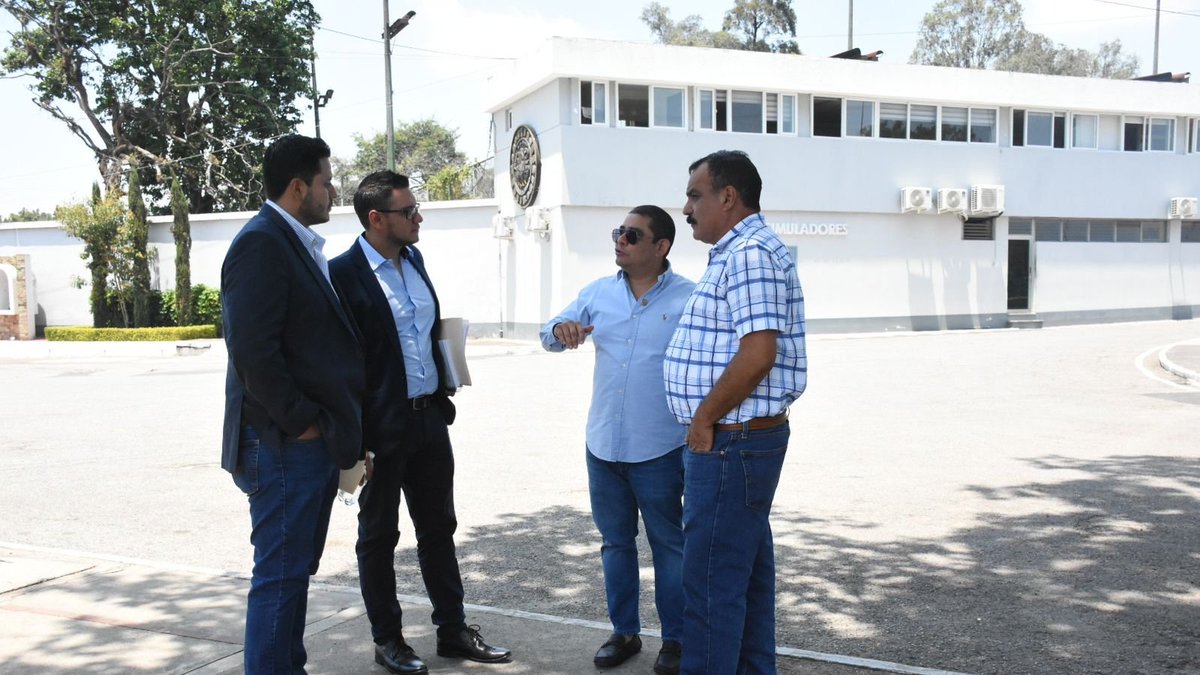El diputado César Dávila, Tercer Secretario del Congreso, se reunió con autoridades del Cuerpo de Ingenieros del Ejército, con el objetivo de intermediar por las solicitudes de los alcaldes de Fraijanes, San Raymundo y Palencia, Guatemala, para mejorar la infraestructura vial de…