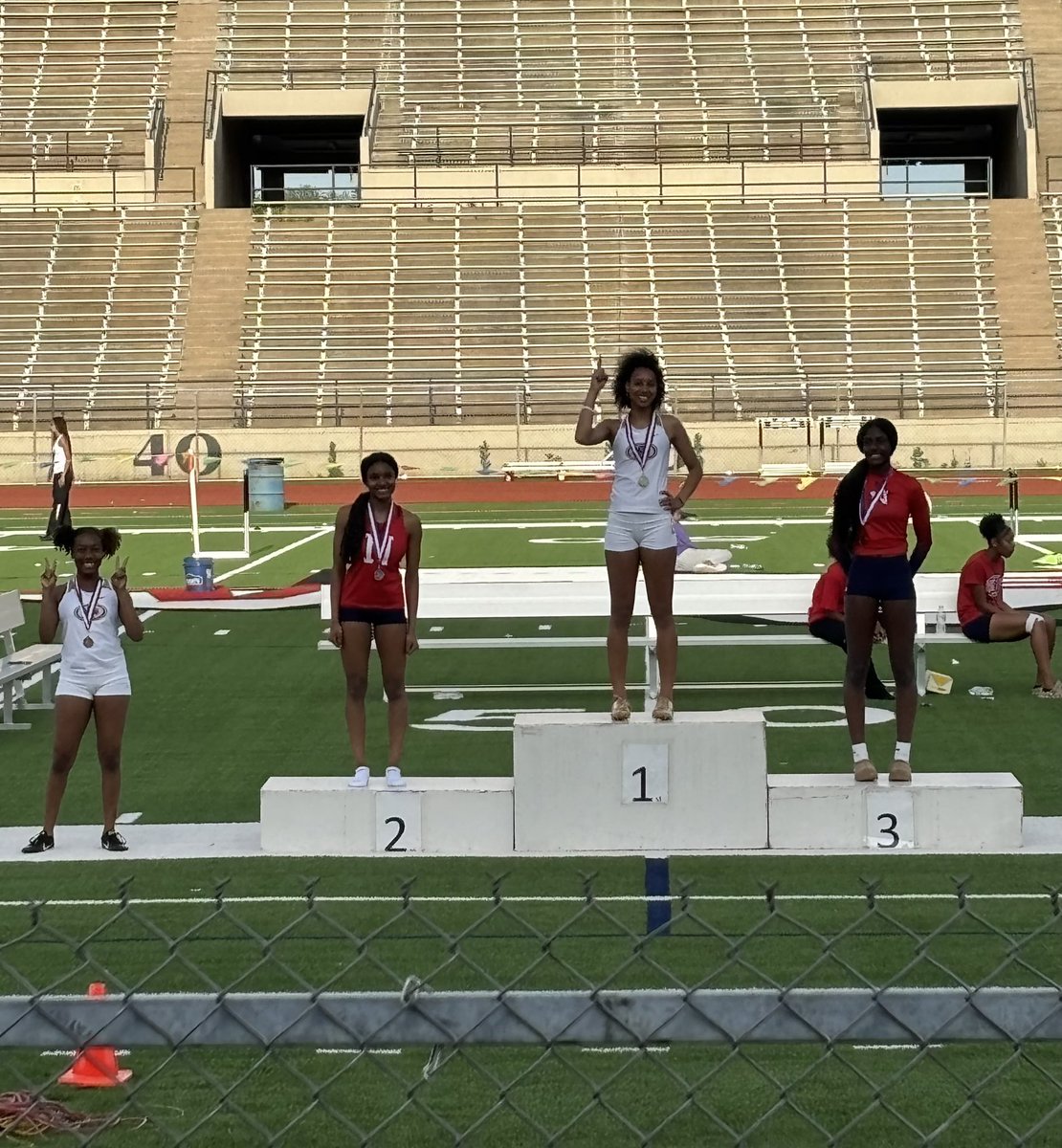 Congrats to Jada Betts🥈 and Attalia Farris🥉for advancing to Regionals in the 300 Hurdles!!