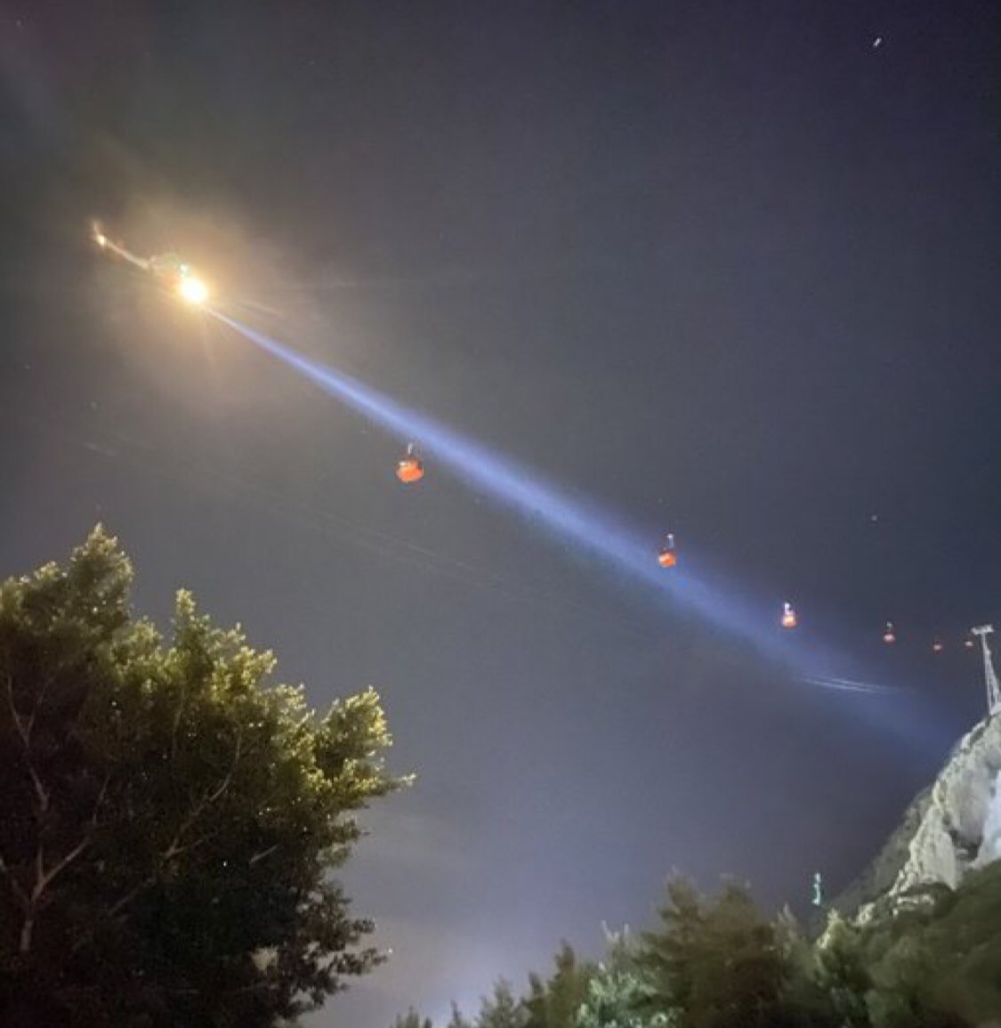 Antalya'da 100'ü aşkın kişi hala teleferikte kurtarılmayı bekliyor. Ekipler çalışıyor. #Teleferik