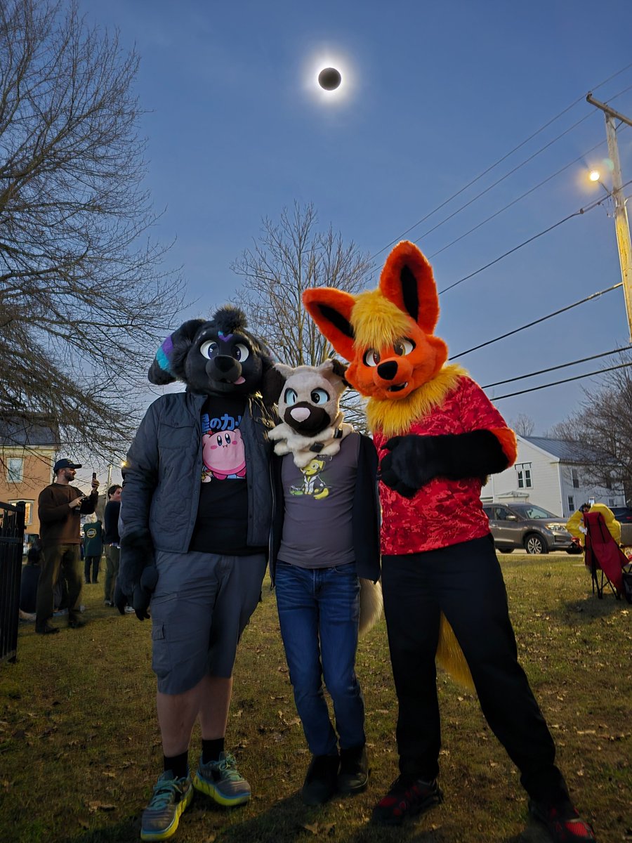 Fyre_Flareon's tweet photo. This #FursuitFriday post comes on the heels of last Monday, following a wonderful adventure with @zawnbre, @RockruffChake, and @solidstomak to see the eclipse in totality! We found ourselves stranded in northern Vermont, but boy was it worth it. What an otherworldly experience~ https://t.co/asMKpWcw9c