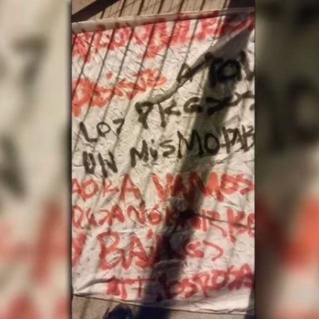 baireznews's tweet photo. Ocurrió en Rosario. Sicarios colgaron una amenaza contra Patricia Bullrich, en un puente ubicado en la ciudad de Circunvalación: "Patricia Burlich (sic) pusiste a todos los presos en un mismo pabellón ahora vamos a dejar negra Rosario y Baires" https://t.co/ECovs96s0L