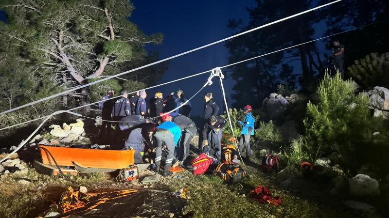 🔴 Antalya'da teleferik kazası. 🔴 Antalya'nın Konyaaltı ilçesinde teleferik kabini düştü. 🔴 1 kişi hayatını kaybetti, 10 kişi yaralandı. 🔴 25 kabinin 11'inden 74 kişi tahliye edildi. 13 kabinde tahliye çalışmaları sürüyor.