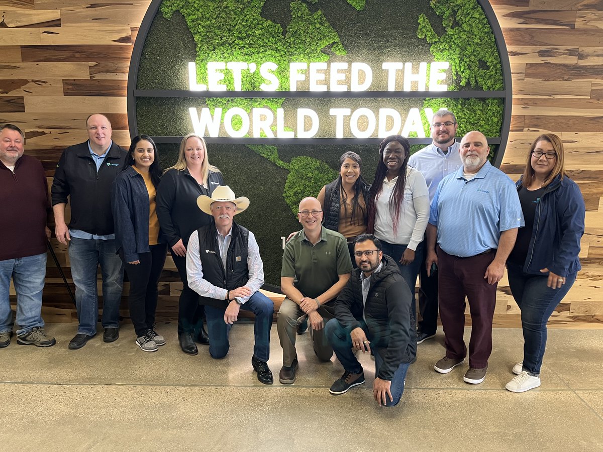 StephenNeel2's tweet photo. The Lineage Food Optimization Team came together last week @OneLineage headquarters for strategic planning, leadership training, volunteer work with Lineage's  Foundation for Good (#Timeforgood, #lffg), a F2F chat with COO Jeff Rivera, and a bit of fun too.  Such an awesome team. https://t.co/qiuOVd2EDd