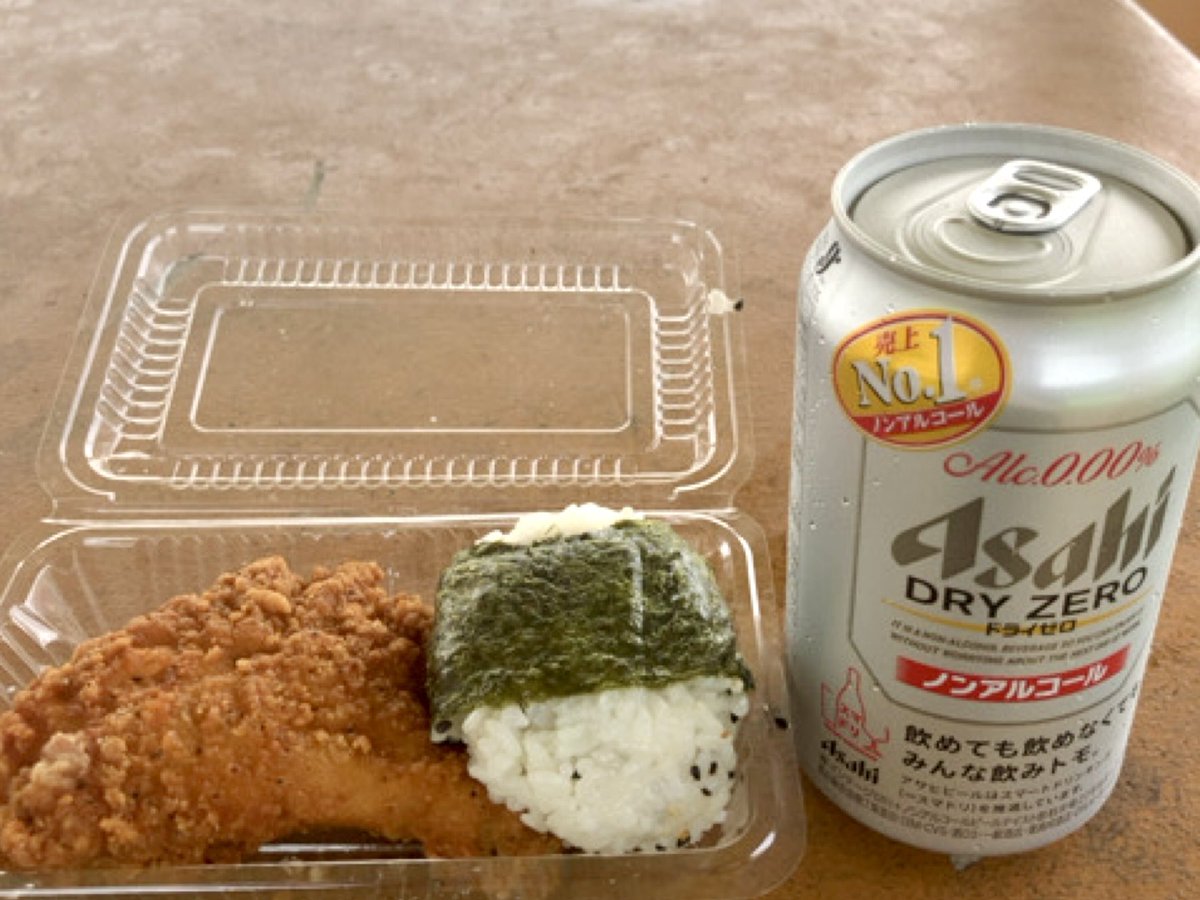 朝ごはんはフライドチキンおにぎり弁当をいただきます🍗