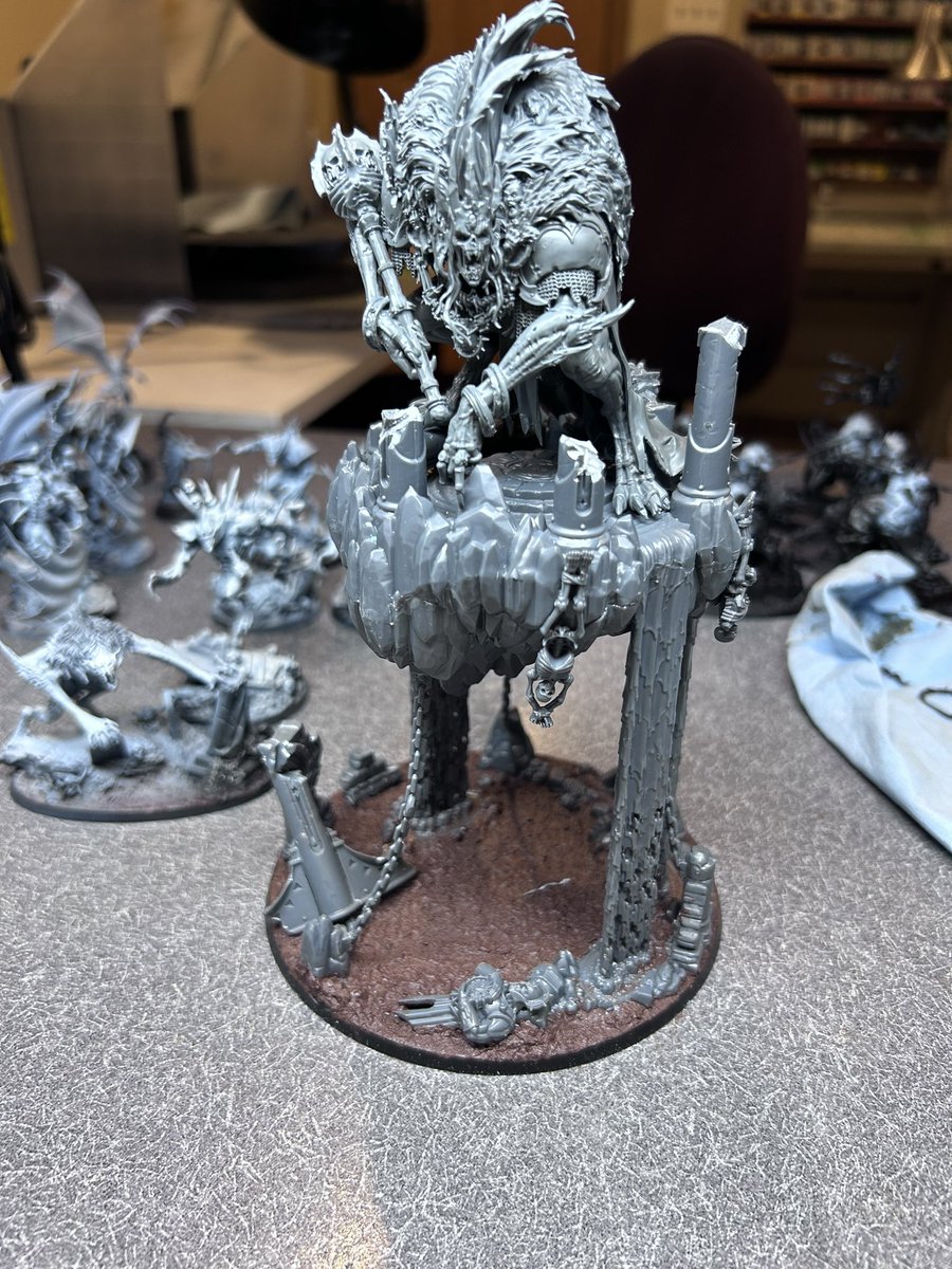 Streak update. Base fit for a Mortarch of Nagash. Still have a bit more to add but the vision is coming into focus.