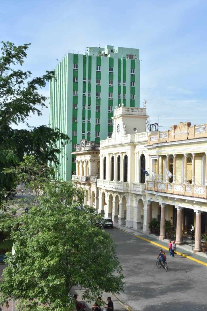 MilaxyA's tweet photo. 🇨🇺|| #335SantaClara trabaja por un nuevo aniversario. Por sobre retos inmensos, el Partido y el Gobierno del territorio junto al pueblo, continúan embelleciendo nuestra capital provincial, símbolo de cultura, historia y tradiciones.
#VillaClaraConTodos #YoRindoCuenta https://t.co/SSTJ7PCBwd