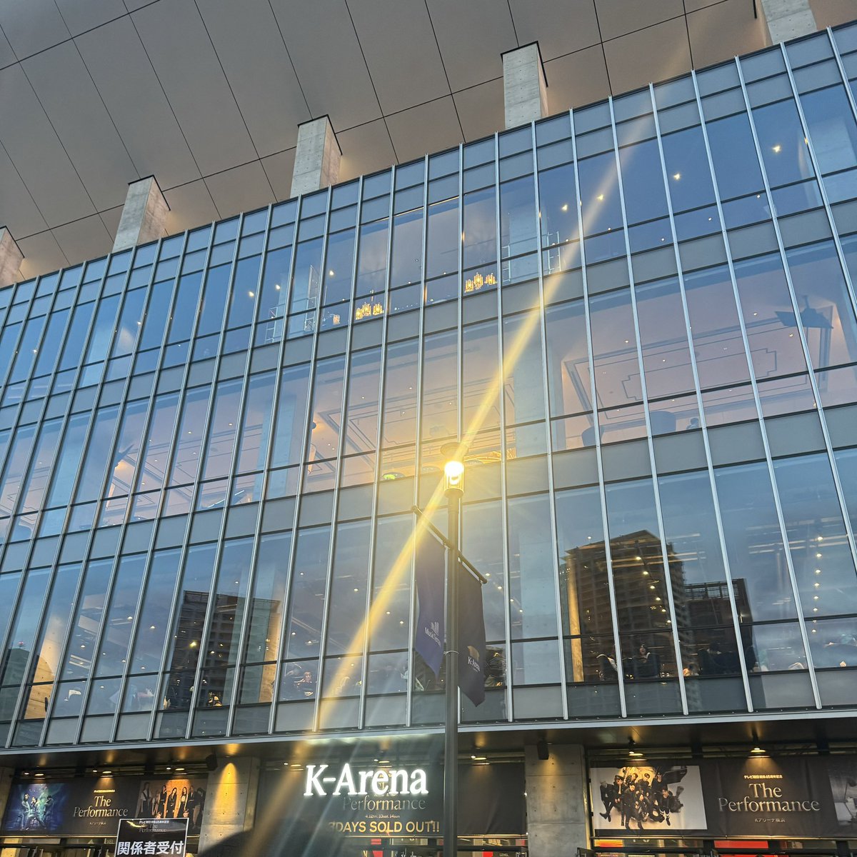himechangnerun's tweet photo. テレ朝開局65周年イベント、Mrs. GREEN APPLE×NiziUの対バンに行ってきました。

はじめてミセスのライブに行けたんだけど生歌が凄すぎました。あと大森さん歌だけじゃなくダンスの上手い。

NiziUもオーディションで見ていたので全曲楽しめました。

セトリは、ANTENNA、青と夏、君を知らない、Loneliness、ProPose、ナハトムジーク、ダンスホール＋NiziU、Magic、ケセラセラ、Mステ生中継でライラックでした。

#Theperformance