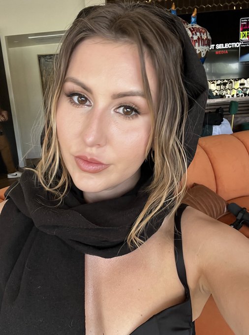 Coachella day 1 ✨ https://t.co/UuCZEUHeCu