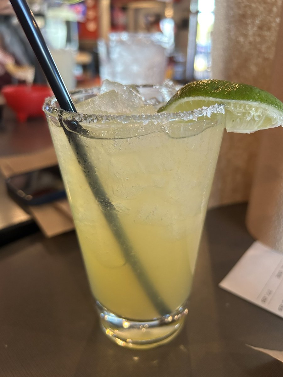 @ebeth360 @Stillsmack @KiKi1185 @DesiFlurane @danielp_reid skinny margarita at smitty's. practicing for a low carb vacation coming up. my bestie's idea, not mine. #MinionsHappyHour