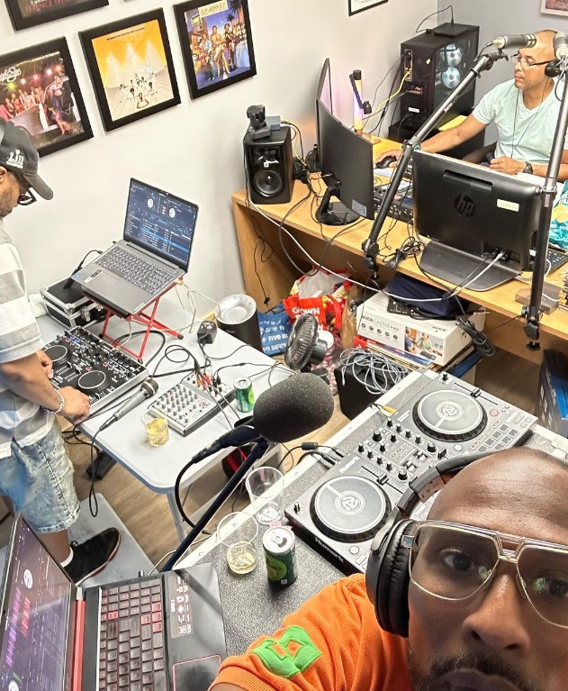 WJVSradio's tweet image. We LIVE and UNCUT tonight. Oldies but goodies... the picture that is!😎
linktr.ee/WJVSradio

#UNCUT #GoDJs #DJSirJamm #DJDivineThaMastamind #delawaresown #blackradio
#grownfolksmusic #foryourears