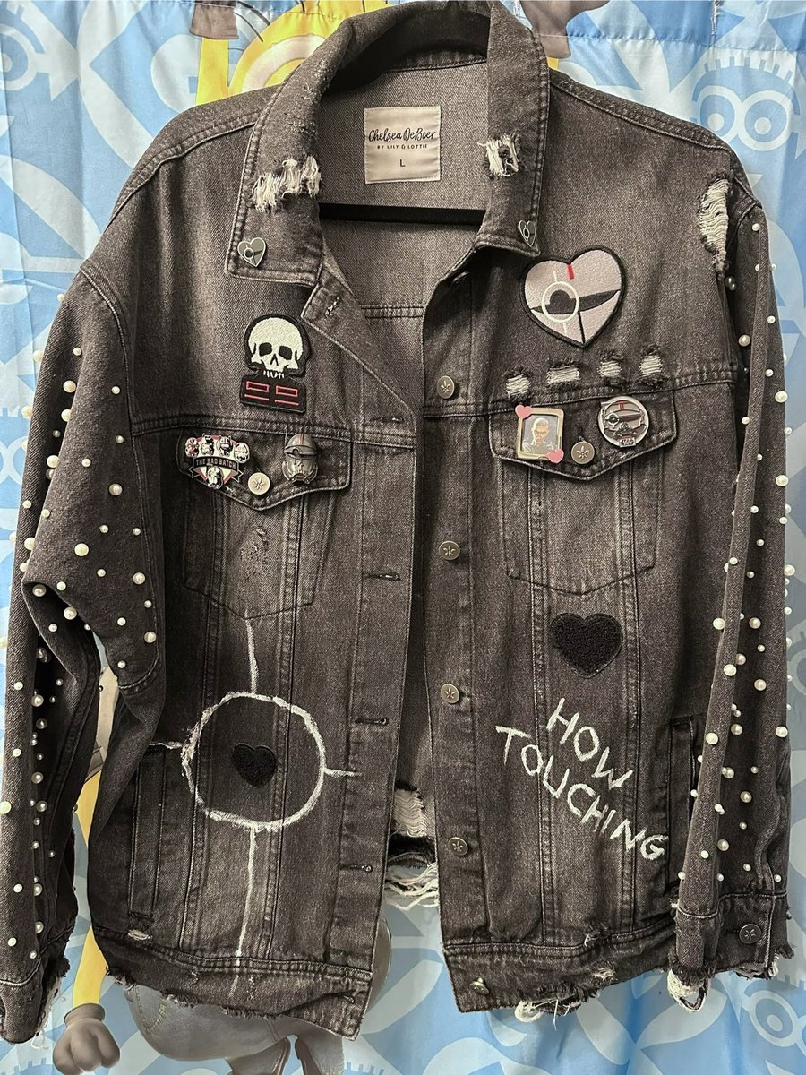 lothcatfollower's tweet photo. Finished customizing my Crosshair themed jacket. I was thinking of waiting for #TheBadBatch finale before settling on the perfect quote, but the last episode solidified it. Heart helmet patch and matching collar pins from @hans_pins. 🩶 https://t.co/h5p5a1FOpL
