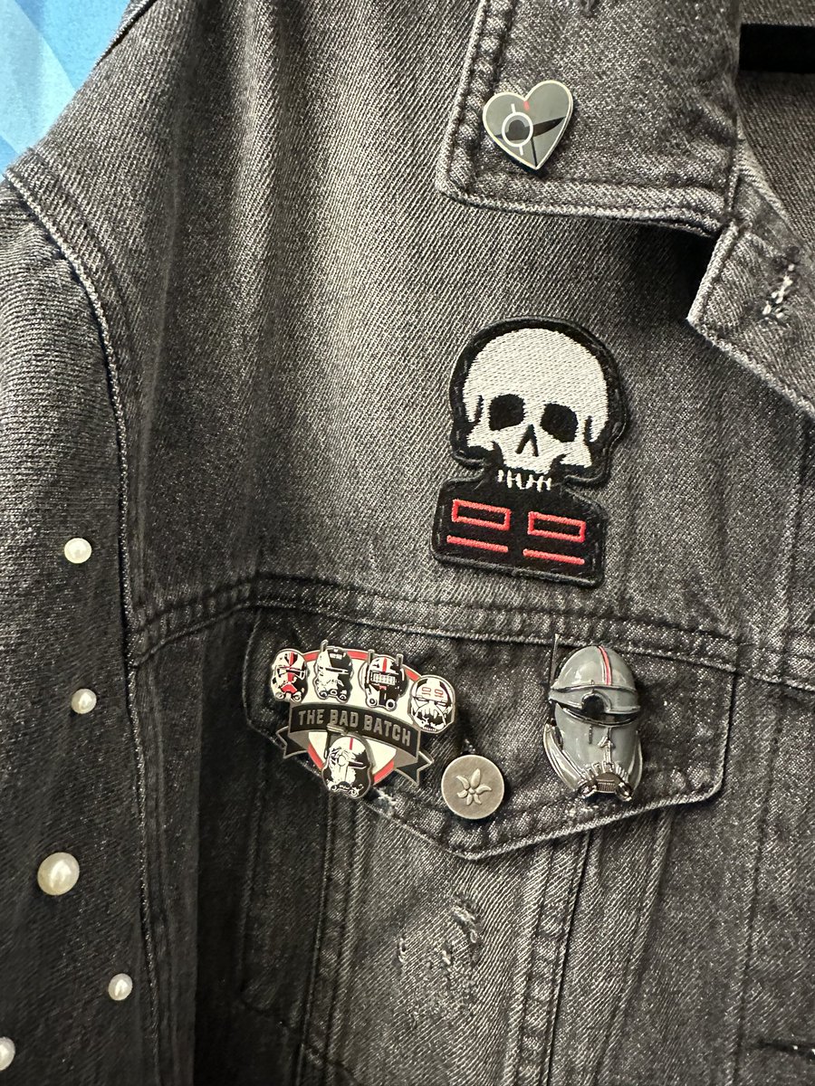 lothcatfollower's tweet photo. Finished customizing my Crosshair themed jacket. I was thinking of waiting for #TheBadBatch finale before settling on the perfect quote, but the last episode solidified it. Heart helmet patch and matching collar pins from @hans_pins. 🩶 https://t.co/h5p5a1FOpL
