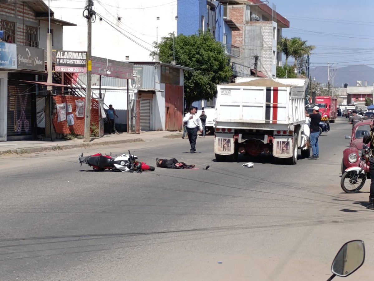 nvinoticiasoax's tweet photo. #Accidente | Un motociclista falleció luego que un camión de Volteo le pasara las llantas sobre la cabeza, esto frente al CBTiS 123, en Santa Lucía del Camino,  #Oaxaca. https://t.co/xFWxZMJSGp