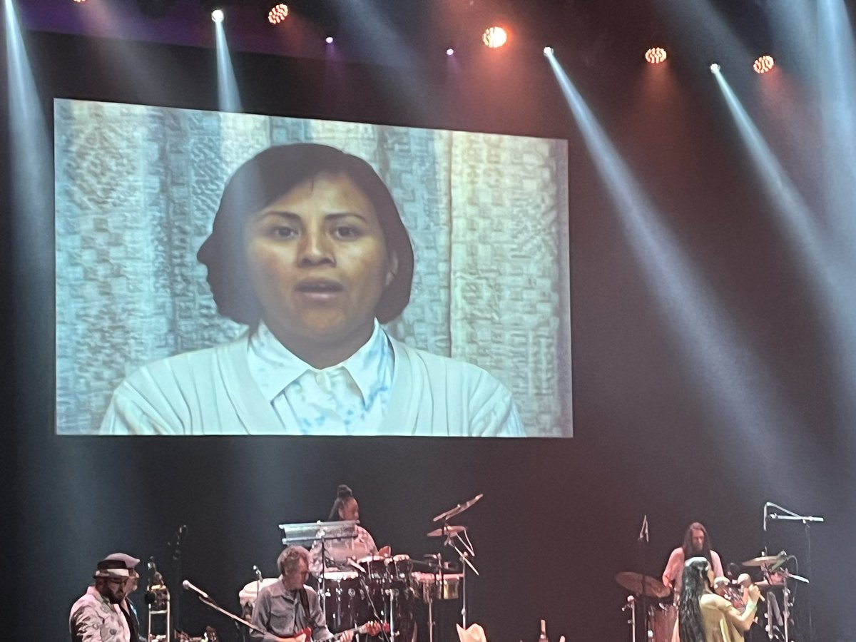En Londres, Reino Unido, el concierto de @liladowns termina con una canción dedicada a las mujeres - como la abogada Digna Ochoa asasinada en México hace 22 años. Digna presente! @CentroProdh @DDHH_Chiapas