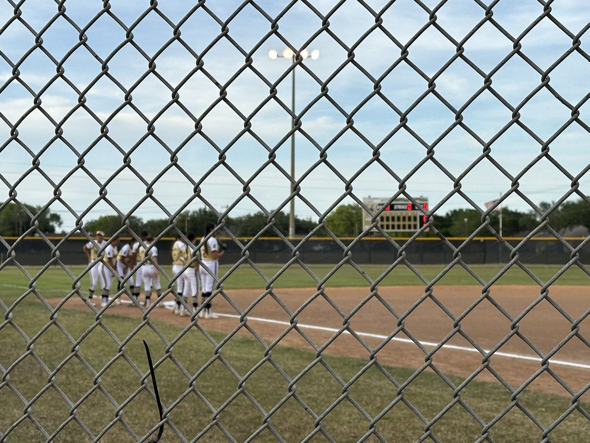 Lady Brahmas Varsity Softball vs Robstown about to start!

#GoldStandard #BlackReign #braHMaKINGdom