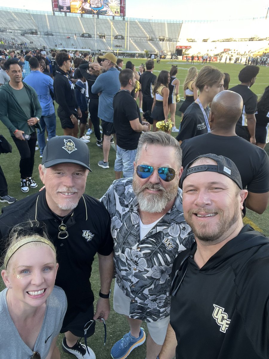 Nikster409's tweet photo. On the field before doing one of the coolest thingsโ-heading out of the tunnel!!! ๐๐ @JAHattaway @KnightFev3r ๐๐
#UCFSpringGame such an awesome bday presentโ-thanks H and @KingdomNIL!!! https://t.co/S7tPgQir8h