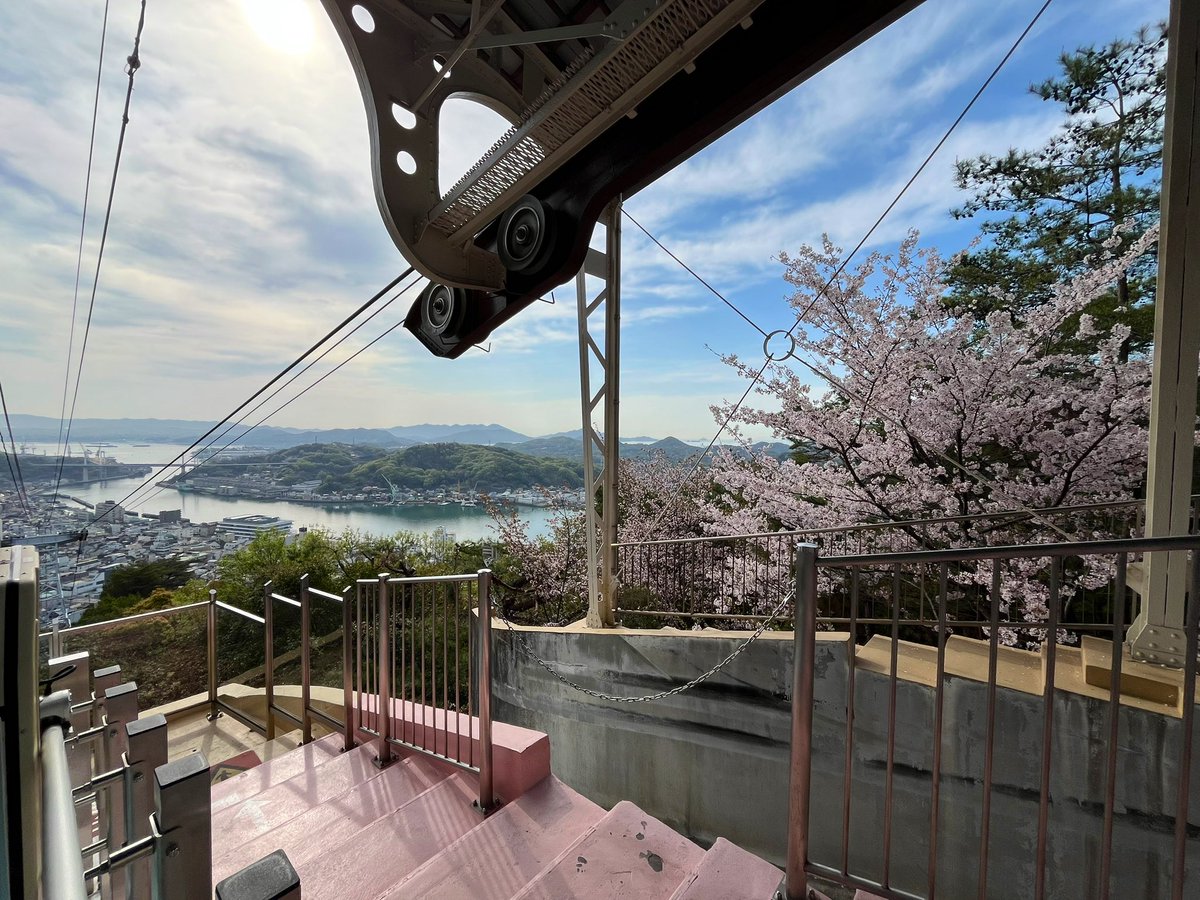 おはようございます☀️ 本日8:30頃山頂駅で撮影したものです📸 本日も混雑が予想されます。お時間に余裕をもってお越しください🚠