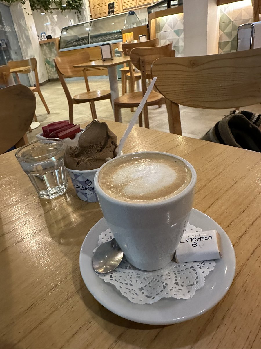 PedroLambertini's tweet photo. Qué pesadas son las cadenas de gimnasios con los aptos médicos ya sé que es una ley no empiecen. Al de barrio que iba antes podías entrenar con una mochila de oxígeno, el brazo enyesado y cuatro stents, que no te decían nada.

Cuestión que me mandaron a hacerlo a una sede que queda en la otra punta de la ciudad, el médico llegó tarde, hay una fila de ocho personas delante de mí y pretenden que me quede esperando en un cubículo al lado de la pileta climatizada, sentado en el piso al lado de la balanza inhalando el tufo con olor a cloro que sale cuando abren la puerta. No, mi cielo, yo espero en el bar de la esquina y cuando sea mi turno me avisan y me apersono. 

Punto para EP, quien me había sacado un turno en un particular y yo insistí en venir al del gimnasio que costaba la tercera parte. Lo que me ahorré se me fue en este café con helado. Por cierto, qué combinación desusada, pero atinada.