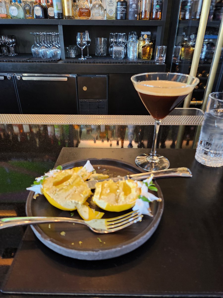 ReeRay1's tweet image. Lemon curd, Japanese yuzu cake #spago