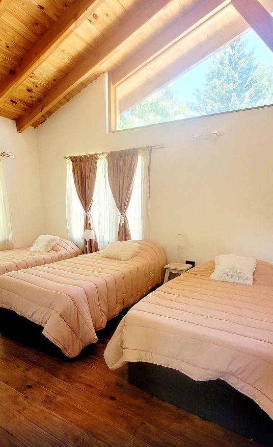 In Nahuel Huapi #NationalPark, we have this #3bedroom, #holidayhome, which is #petfriendly, has an #openplan ktichen, living room, wifi, tv, #2bathrooms (with a shower & a bath), wifi & a TV & more.

To book or enquire, quote Ref: EX/NHNP👉buff.ly/3wJhaYE

#accommodation