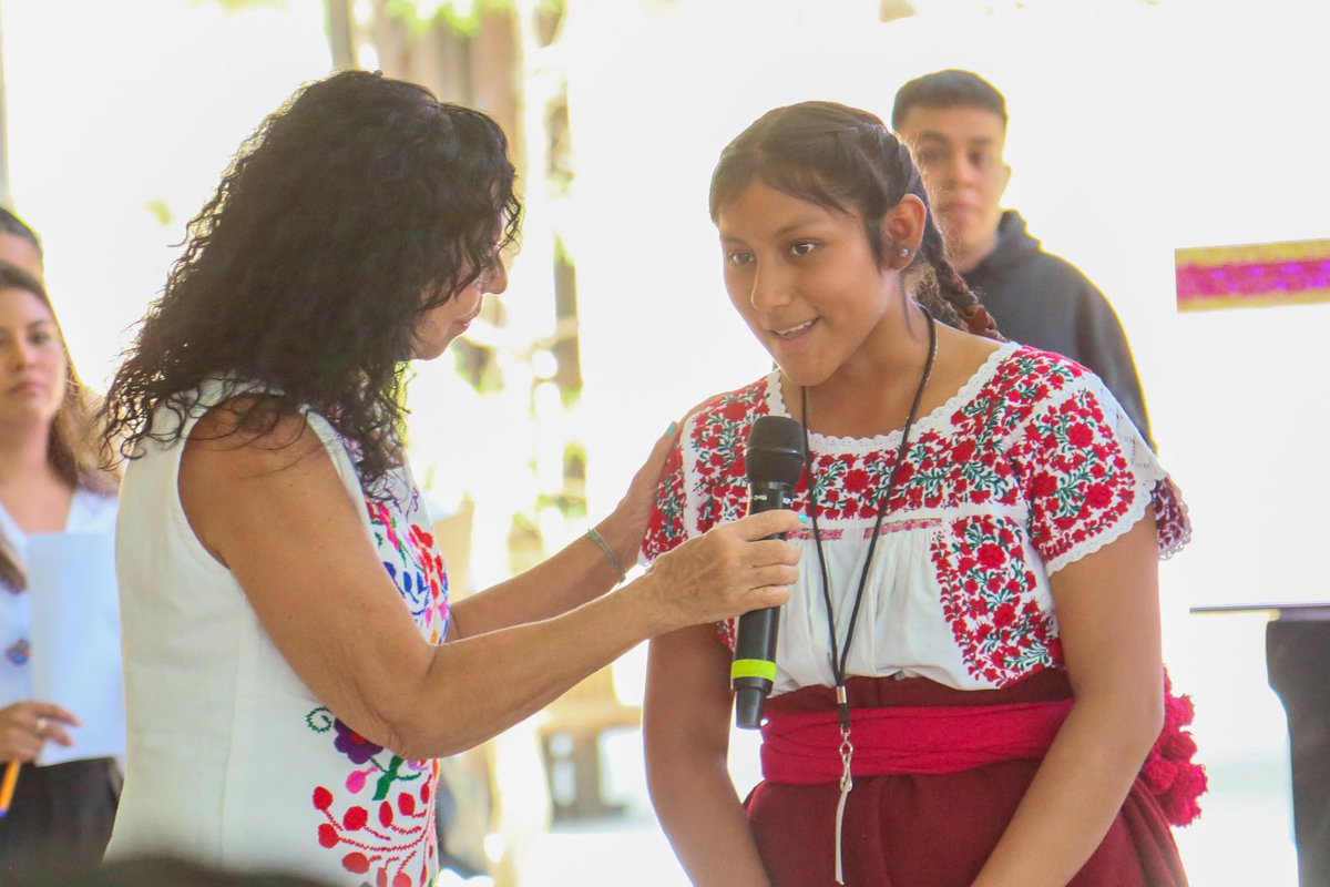 DIF_NMX's tweet photo. 🥳🪇 Fiesta de color y alegría se vivió en la toma de protesta de las y los #Impulsores 🧒🏽🧑🏽 de #Derechos 2024 de #Oaxaca 🌺red que velará para que la voz de las infancias y adolescencias de la entidad, sean escuchadas 🗣️👂🏽
#ElDIFCercaDeTi
#SNDIF
@DIF_Oaxaca
#LaInfanciaImporta https://t.co/T2bbIEqapC