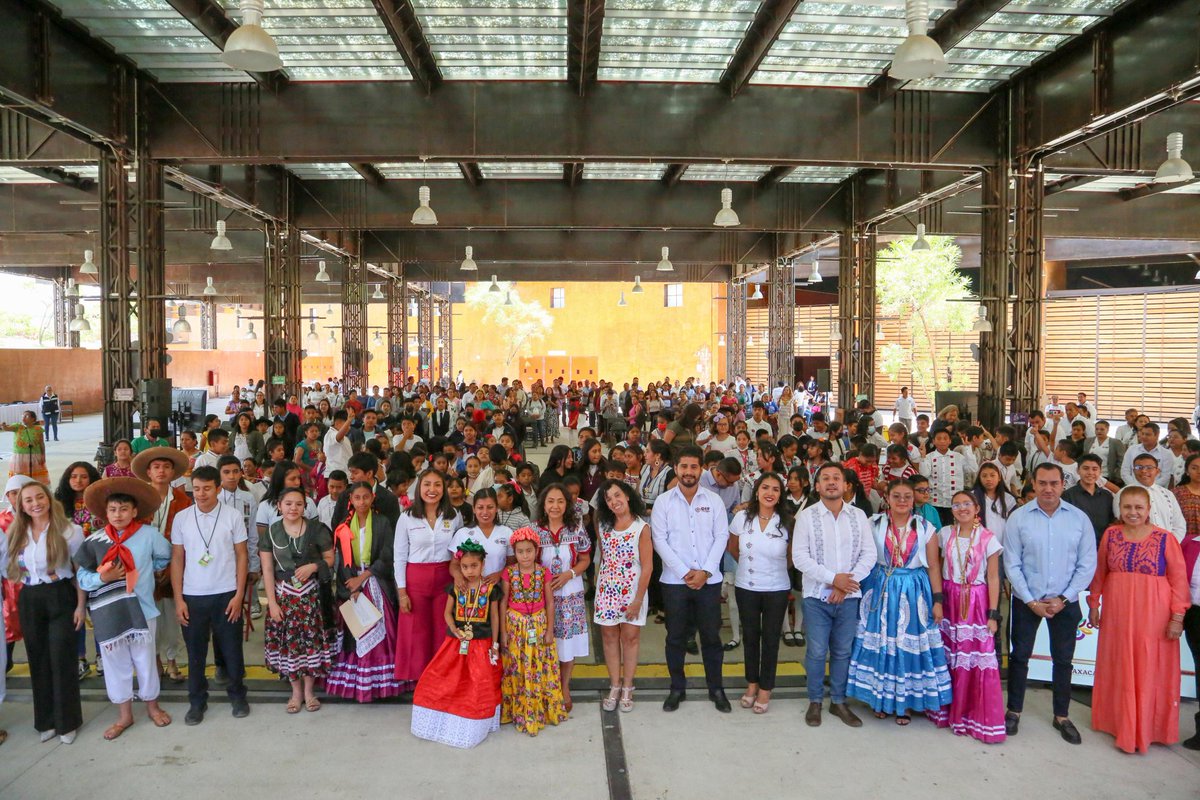 DIF_NMX's tweet photo. 🥳🪇 Fiesta de color y alegría se vivió en la toma de protesta de las y los #Impulsores 🧒🏽🧑🏽 de #Derechos 2024 de #Oaxaca 🌺red que velará para que la voz de las infancias y adolescencias de la entidad, sean escuchadas 🗣️👂🏽
#ElDIFCercaDeTi
#SNDIF
@DIF_Oaxaca
#LaInfanciaImporta https://t.co/T2bbIEqapC