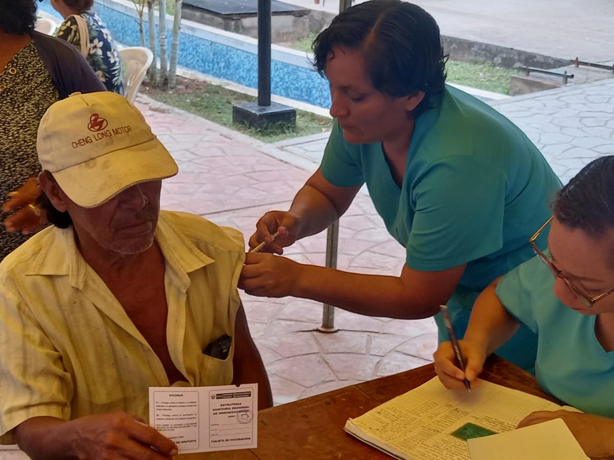 👵🏽💉🧓🏽 En #Huancavelica, #Junín y #Ucayali usuarias y usuarios de #Pensión65 aprovechan su día de pago y son vacunados contra la Covid-19, neumococo e influenza. ☝️ Recuerda, las vacunas son eficaces, seguras y salvan vidas. Lee la nota de prensa aquí bit.ly/47IEAxp