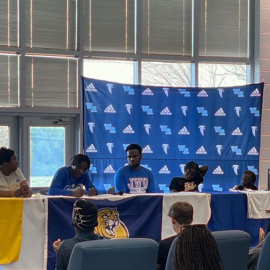 mikelondonpost3's tweet photo. It's going to be raining 3s at Johnson &amp; Wales. Will Givens has signed. https://t.co/pplLCooAjL