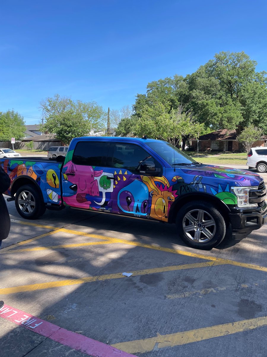 What fun! Our students loved the #HoustonArtCarParade! <a href="/DrAylinMartinez/">Aylin Martinez</a> @MrsVTristan <a href="/SBISD/">Spring Branch ISD</a> Thank you <a href="/ShepherdStudio/">Emilie Shepherd</a> for coordinating this for our students!