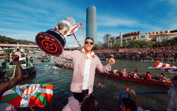 🎙️ Yuri Berchiche desde la balconada del ayuntamiento 

🗣️'Llevo 6 años aquí y puedo decir con mucho orgullo que fue la mejor decisión que he tomado en mi vida'

🗣️'Cuando lo hemos pasado mal habéis estado con nosotros, gracias de corazón'

ℹ️ @AthleticClub