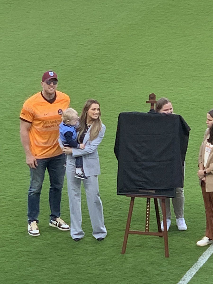 dscdesigns's tweet photo. 2 Houston Legends at the @HoustonDash  Game. @KealiaOhai @JJWatt https://t.co/lU9vIJyUJY