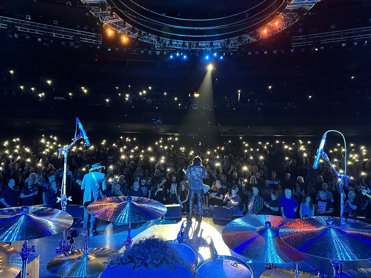 Thank you Vegas for shining your light ✨✨✨ during “Coming Home” last night! #keiferband