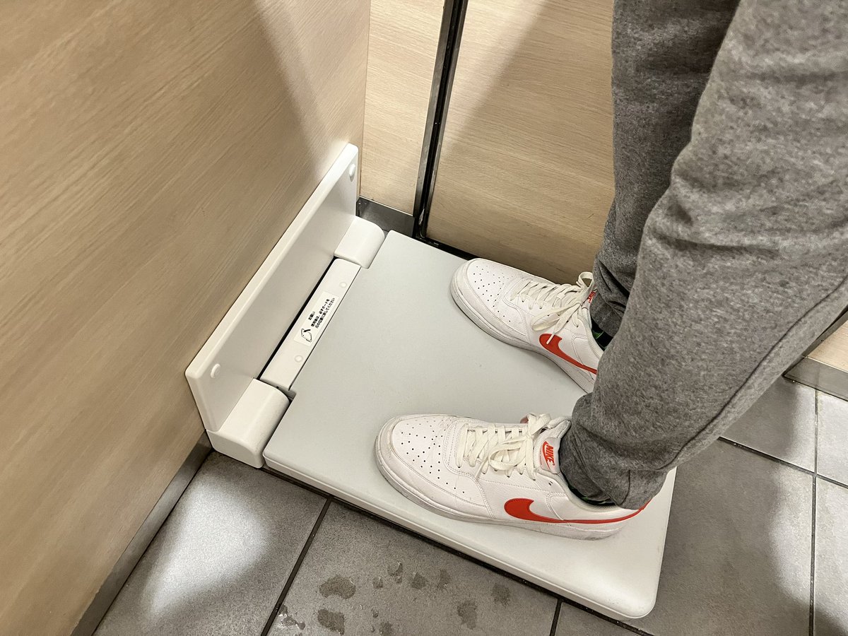 Dalam tandas di Jepun, ada platform kecil yang boleh dilipat. Puas saya fikir apa benda ini.

Rupanya tempat pakai kasut / seluar, dipanggil ‘fitting board’. Tujuan untuk elakkan pakaian terkena lantai.

Saya fikir benda ini wajib ada di Malaysia. Yelah, tandas kita selalu basah.