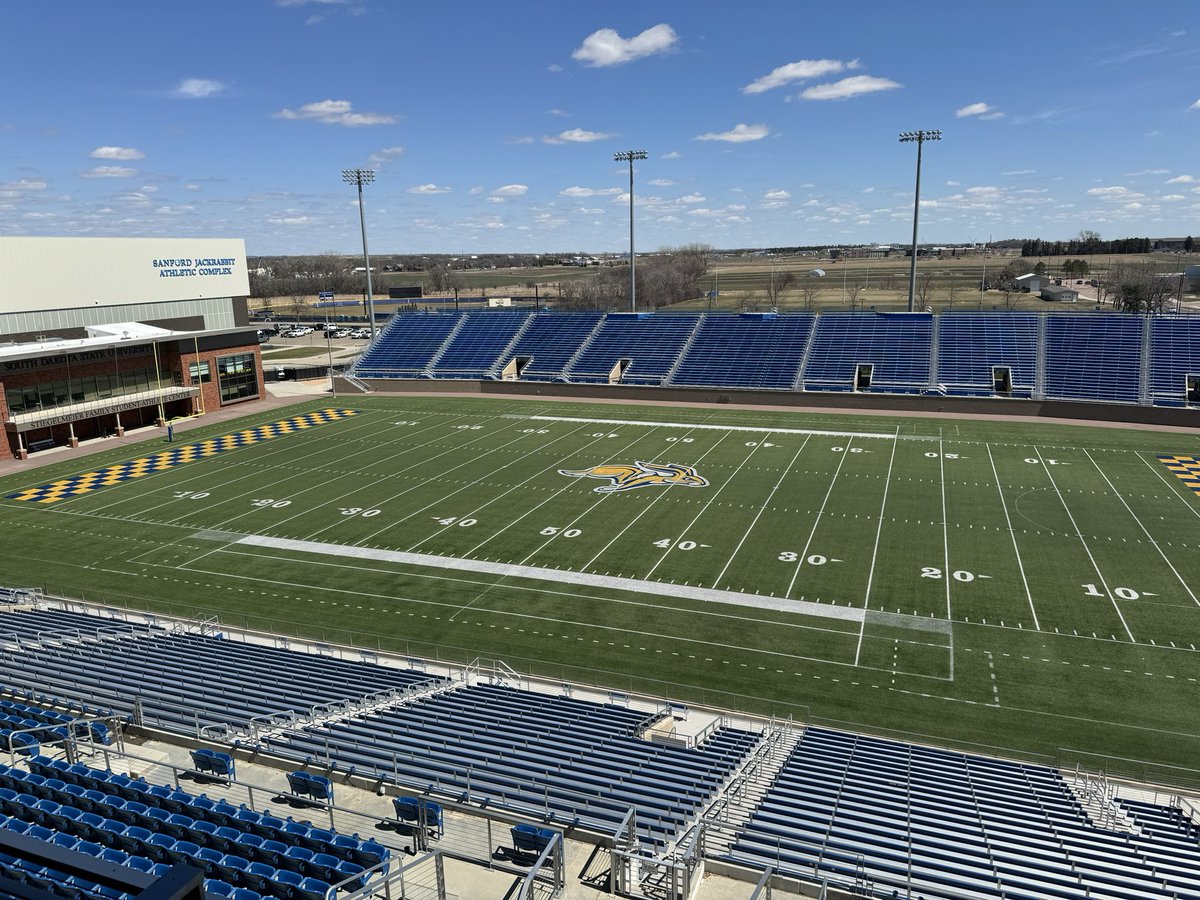 garrettlong87's tweet photo. Thank you @CoachBibbs52 for the invite loved the campus and the facilities can’t wait to get back !!! @SDSURogers3 @GoJacksFB @IndianaPreps @Coach_Haston @DogPackFB https://t.co/Md1jF1knDJ