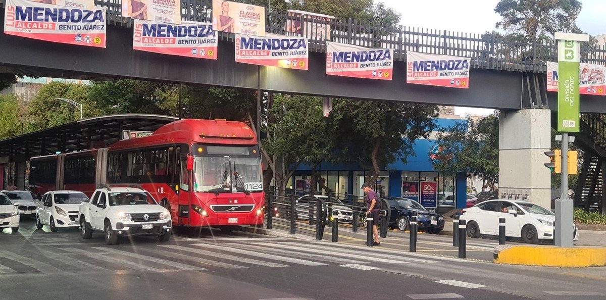 Guido_Enr's tweet photo. @MetrobusCDMX viendo que están desviando los autobuses biarticulados por línea 3, deberían habilitar las puertas de las estaciones que tienen la capacidad de recibir estos autobuses para que puedan acoplar en ellas. https://t.co/9CdmBKUTH6