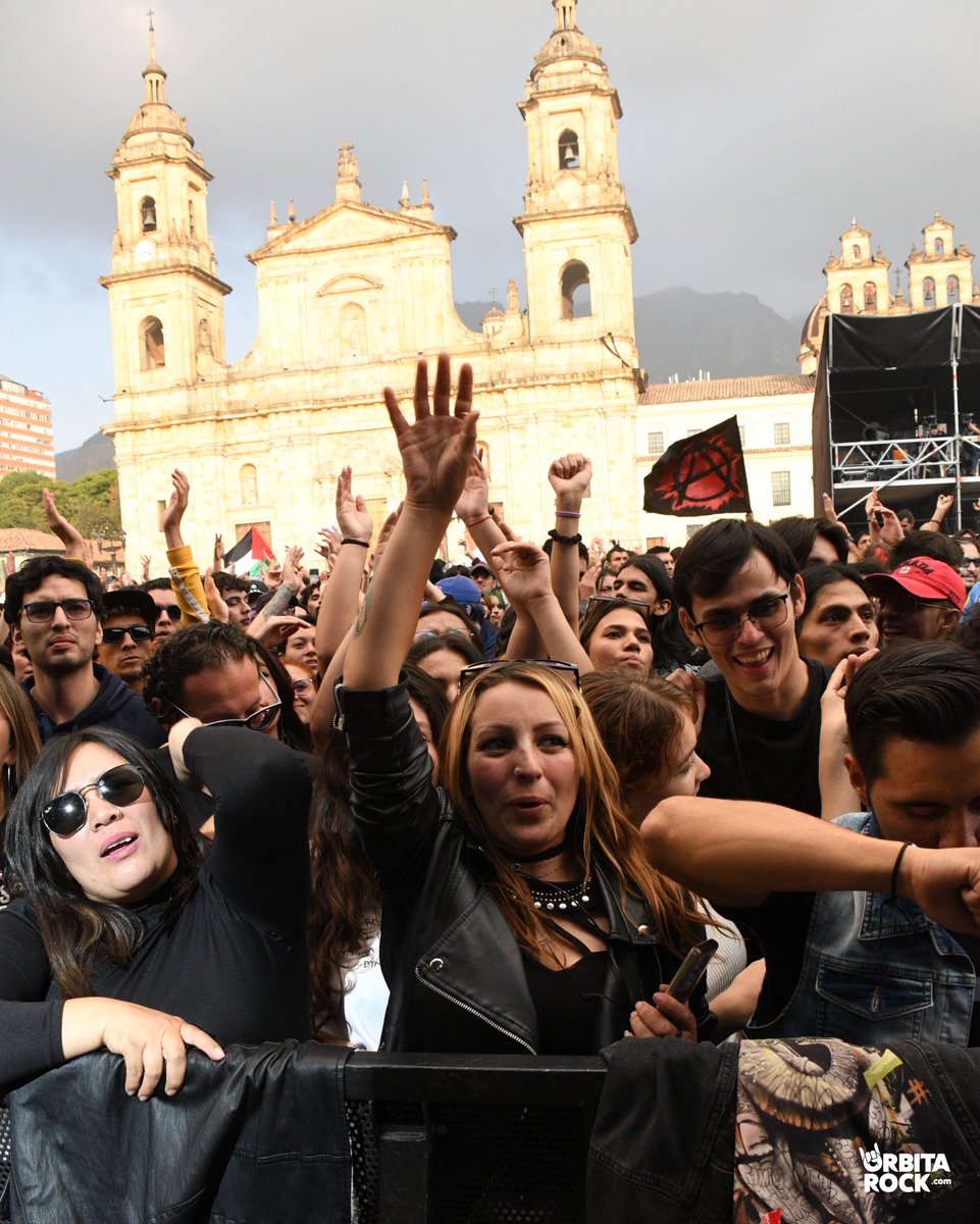 #EnImágenes: 👯‍♀️ Los encargados de poner a bailar a los asistentes al festival #PazRock 🕊️ fueron los paraguayos de los @kchiporros que hicieron un recorrido por sus 18 años de carrera musical en su regreso a Colombia 🇨🇴. 📸 Ph. @FelipeRochadg