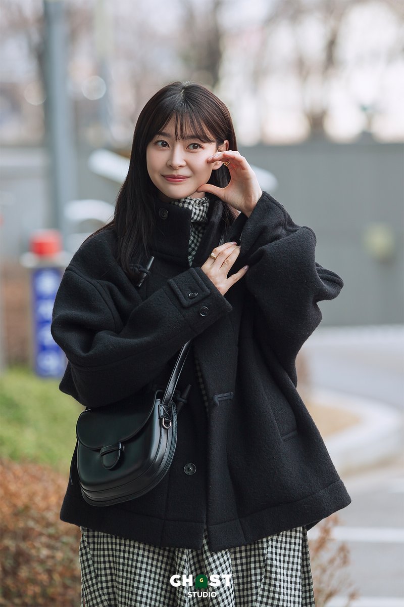 She’s glowing💞

📸 @goghoststudio Naver Post 3/20/2024
🖇️ naver.me/F8bgSYm5

#TheMidnightStudio #야한사진관 #KwonNara #권나라