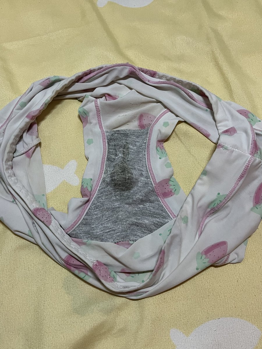 一个小妹妹的小裤裤，说最近排L期，嗯……怎么说，应该算很漂亮的痕迹吧……独有的大学生的气息😂 #原味内内 #原味丝袜 #原味袜子