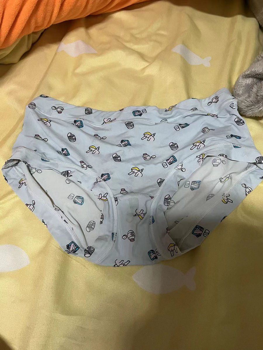 FacesDent's tweet photo. 一个小妹妹的小裤裤，说最近排L期，嗯……怎么说，应该算很漂亮的痕迹吧……独有的大学生的气息😂 #原味内内 #原味丝袜 #原味袜子 https://t.co/l0HesJ7unK