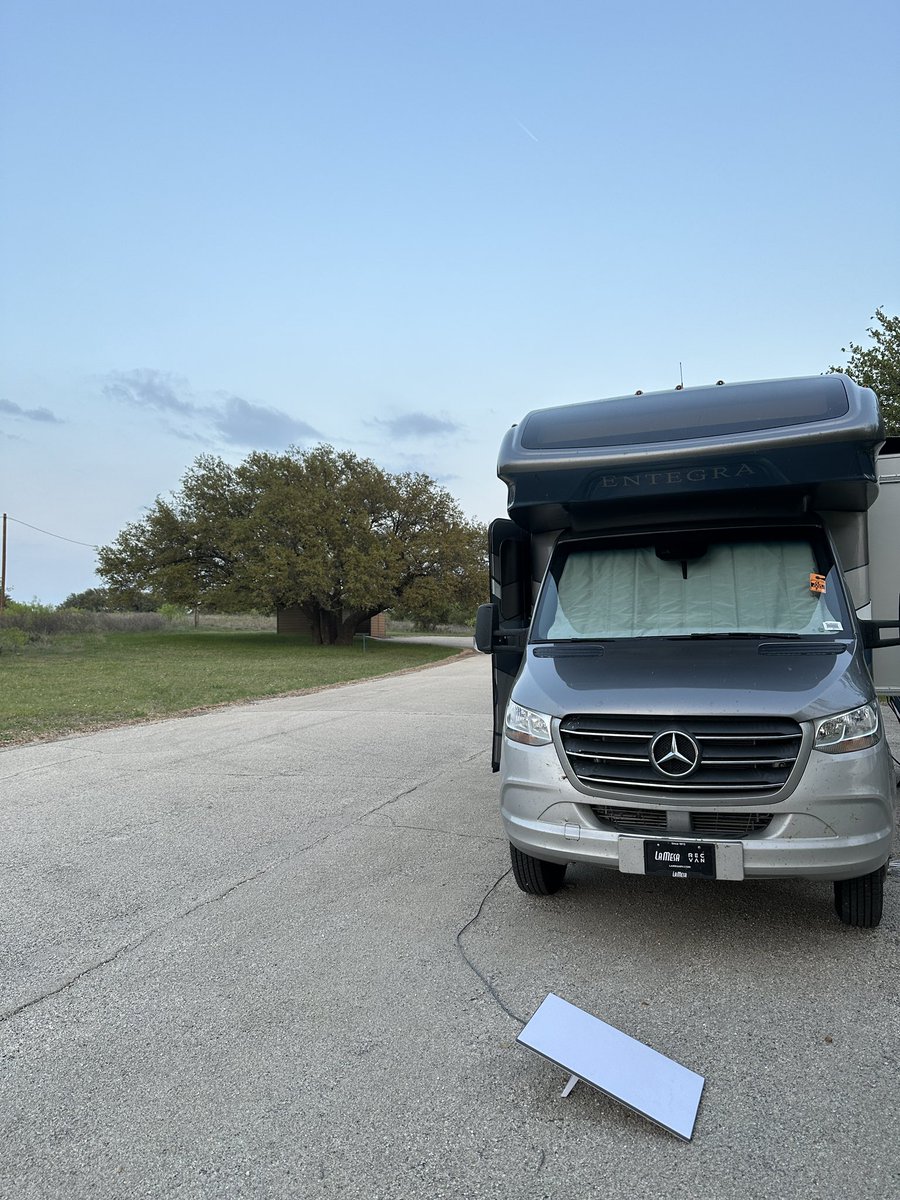 McKennaBytes's tweet photo. RV 🤝 #starlink 
📍 Somewhere in rural Texas 🤠

#rvchronicles https://t.co/23dzG8Q57S