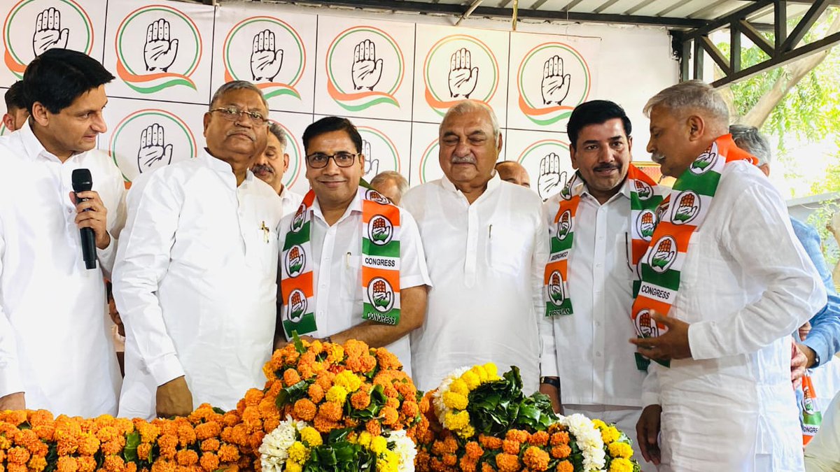 Big Breaking News - Haryana 🔥 Many senior leaders of the BJP and the JJP took the membership of the Congress party in the presence of @DeependerSHooda and former CM @BhupinderShooda #LokSabhaElections2024