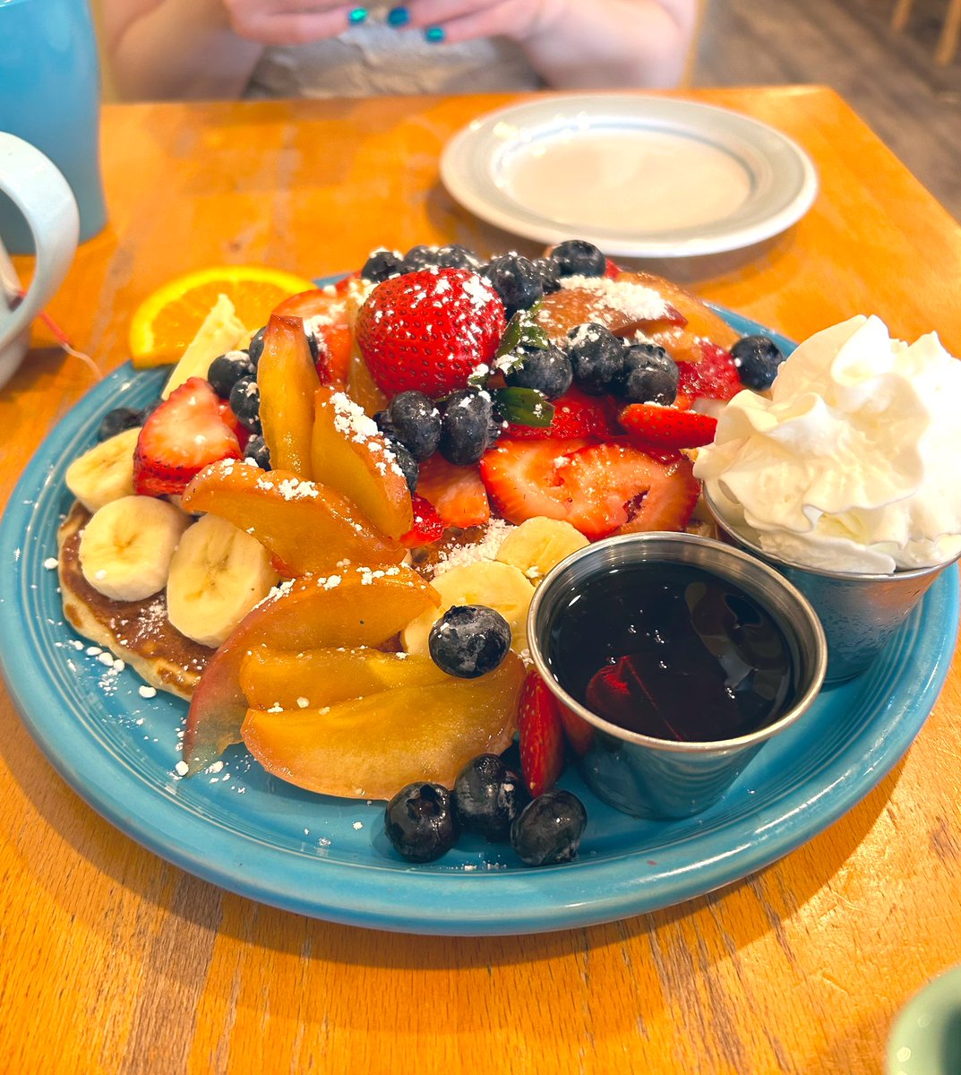 今日はここ

フルーツが甘くて美味しい🍓🫐🍌🍎🍊
おすすめパンケーキ🥞

#cafeKAILA

大きいから二人でシェア♡