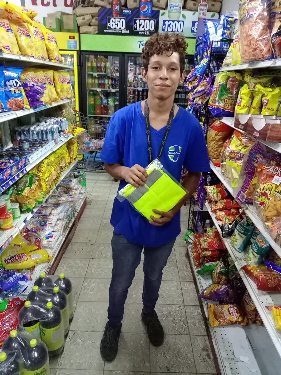 Ya recibió la bici, ya le entregamos el chaleco reflectivo, una persona le va aponer la muca apunto. Él va a comprar las luces para andar de noche. Pero dice que hasta fin de mes puede comprar el casco porque el 15 toca pagar casa.
Alguno con un casco?