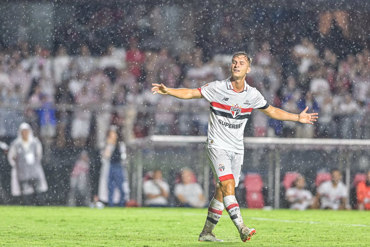 📋 EQUIPE: Carpini deve manter o 3-5-2 contra o Fortaleza, apenas com a entrada do Galoppo no lugar de James. Com isso, o Tricolor deve ir com: Rafael; Ferraresi, Arboleda e Diego; Igor Vinícius, Pablo Maia, Alisson, Galoppo e Michel Araújo; Luciano e Calleri. [@OGabrielSa]