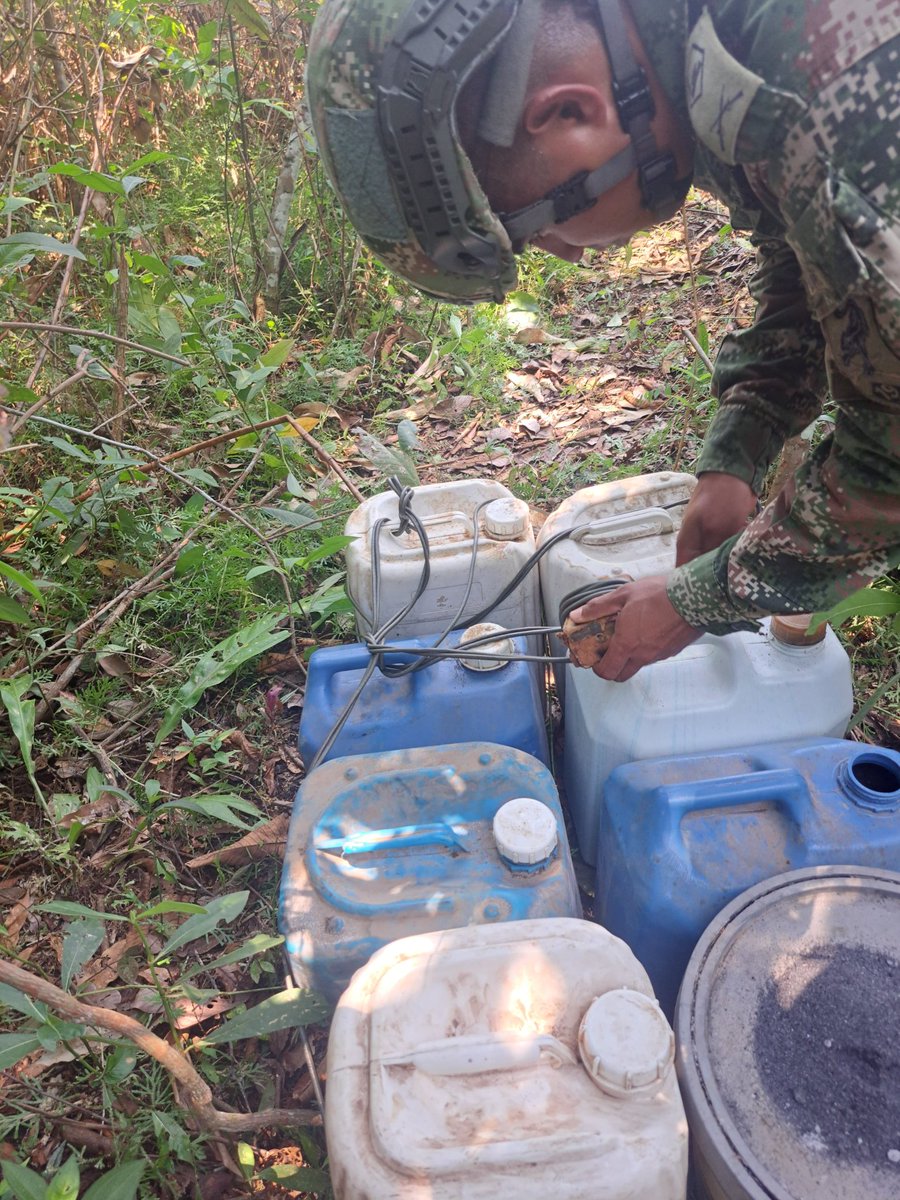 Tropas de la #Brigada22 y @ArmadaColombia, ubicaron y destruyeron un depósito ilegal compuesto por 8 canecas plásticas con 160 kilogramos de sustancia explosiva, al parecer ANFO, con lo que se evita la fabricación de 1500 minas antipersonal. 👉 acortar.link/e1Lpxp