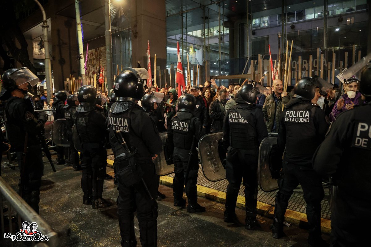 gargantapodero's tweet photo. La libertad de reprimir avanza, ahora también en la vereda. https://t.co/SsyJUOc5v5