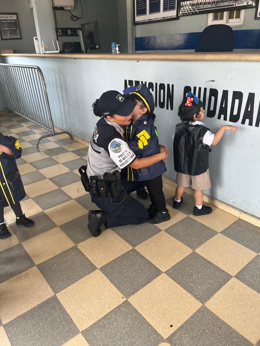 policiadepanama's tweet photo. En nuestra Unidad de Niñez y Adolescencia en Arraiján tuvimos la visita especial de los niños y niñas del Centro Educativo Caipi. Fue un honor recibirlos y compartir con ellos un día lleno de aprendizaje y diversión. https://t.co/pXObtopKoT
