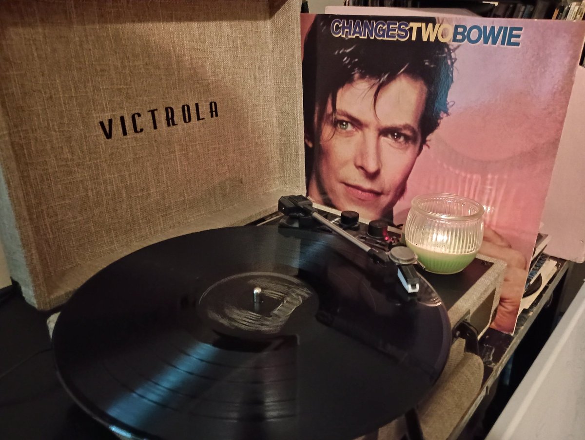 Tonight I'm listening to David Bowie and painting 🎨 🖌️ #vinylcommunity 
Who'll love Aladdin Sane
Battle cries and champagne 🥂